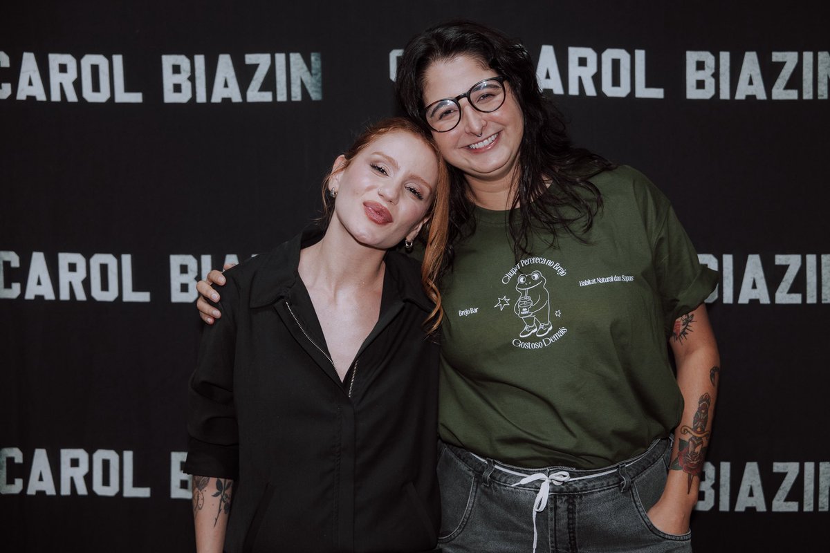HeyPortela's tweet photo. Simplesmente conhecendo minha artista preferida, meu tesourinho, a dona do meu Spotify… São 7 anos sendo sua fã e sinceramente, a Carol Biazin ama mesmo a gente 😭😭😭😭😭 https://t.co/ErsAlj5xvt