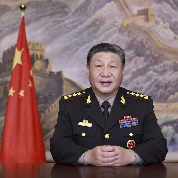 Alcesarlosuyo's tweet photo. Xi Jinping:🇨🇳 El heredero del barro y las letras del poder
La vida del hombre que hoy rige el destino de más de 1.400 millones de personas no se puede entender sin un giro dramático que ocurrió cuando tenía solo 15 años. Nacido en 1953 bajo la cuna de oro del comunismo chino —su padre era un héroe de la revolución y viceprimer ministro—, el joven Xi Jinping creció en el absoluto privilegio de la élite de Pekín. Estaba destinado a las altas esferas, pero en la China de Mao Zedong el viento político cambiaba de golpe. A finales de los años 60, su padre fue purgado y encarcelado, y la familia pasó de la cumbre al subsuelo. Literalmente.
Xi fue desterrado a una remota y desértica aldea rural llamada Liangjiahe. Allí, el chico de ciudad tuvo que aprender a cargar estiércol, labrar la tierra y dormir en una cama de ladrillos dentro de una cueva infestada de pulgas. Siete años duró ese destierro. Cualquiera se habría quebrado o habría guardado un rencor eterno hacia el Partido que destruyó a su familia. Xi hizo todo lo contrario: decidió volverse más comunista que los propios líderes. Insistió con una paciencia milenaria hasta que, tras ser rechazado varias veces por el estigma familiar, logró ser aceptado en las filas de la militancia.
Cuando regresó a Pekín para estudiar Ingeniería Química en la Universidad de Tsinghua, Xi ya no era el hijo mimado de un ministro; era un hombre endurecido por el campo que entendía las entrañas de la China real. En lugar de buscar un puesto cómodo en la capital, inició una metódica travesía de tres décadas por las provincias. Gobernó pueblos, ciudades y regiones costeras clave como Fujian, Zhejiang y Shanghái. Durante treinta años construyó una reputación de administrador eficiente, pragmático y, sobre todo, impecable ante la corrupción. Mientras otros líderes brillaban de forma estridente, Xi operaba bajo el radar, acumulando una vasta experiencia técnica y tejiendo alianzas en la sombra. Los altos mandos lo veían como una figura de consenso, alguien "seguro" y maleable. Se equivocaron por completo.
En 2012, al asumir la secretaría general del Partido Comunista y la presidencia del país, Xi reveló su verdadera fuerza. En poco tiempo desmontó el liderazgo compartido para concentrar el control de forma unipersonal. Lanzó una purga anticorrupción sin precedentes que barrió tanto a altos mandos como a burócratas menores, y eliminó los límites de mandato para poder gobernar indefinidamente.
Pero el poder de Xi Jinping no solo se ejerce a través de los decretos o el control militar; se consolida mediante el intelecto y la doctrina. Xi se ha convertido en el autor más publicado y difundido de la China contemporánea. A diferencia de las memorias personales de los líderes occidentales, su producción literaria es un despliegue de teoría política, estrategia económica y filosofía de Estado. Su obra cumbre, La gobernación y administración de China —una masiva saga que ya cuenta con cuatro volúmenes editados en más de treinta idiomas—, funciona como el manual de instrucciones del gigante asiático. En sus páginas, así como en tratados específicos sobre la erradicación de la pobreza o sus manuales de citas ideológicas, Xi plasma una visión rigurosa para el rejuvenecimiento de su nación. Su pensamiento está hoy inscrito en la propia Constitución del país, y sus libros son de estudio obligatorio para la diplomacia global y la militancia local.🇨🇳
Hoy, consolidado como un líder de una preparación meticulosa y una visión de largo alcance, Xi Jinping se mueve con la solemnidad de los antiguos gobernantes, pero respaldado por el aparato tecnológico de una superpotencia moderna. Su obsesión plasmada en las letras y en los hechos es una sola: el "Sueño Chino", la meta de devolverle a su nación, para el año 2049, el trono de la hegemonía global.