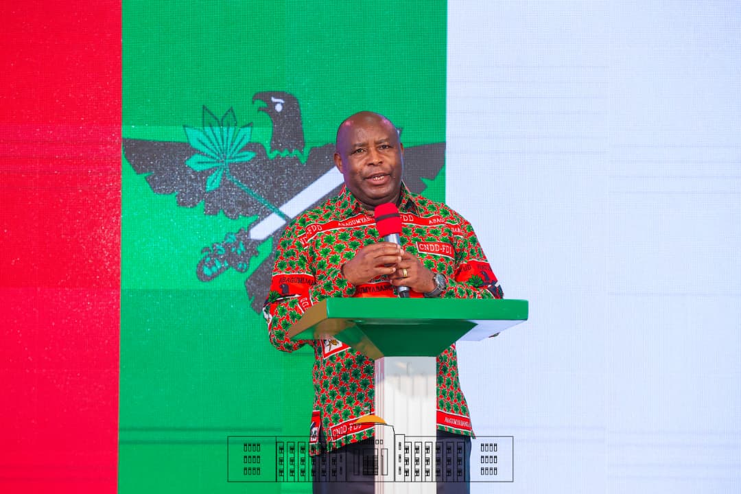 NtareHouse's tweet photo. Le Chef de l'État SE @GeneralNeva a exhorté les Bagumyabanga à marcher vers la lumière, incarner un leadership exemplaire et s'engager pour le développement du #Burundi, en valorisant leur identité burundaise au-delà de toute division. https://t.co/vmPCGC924s