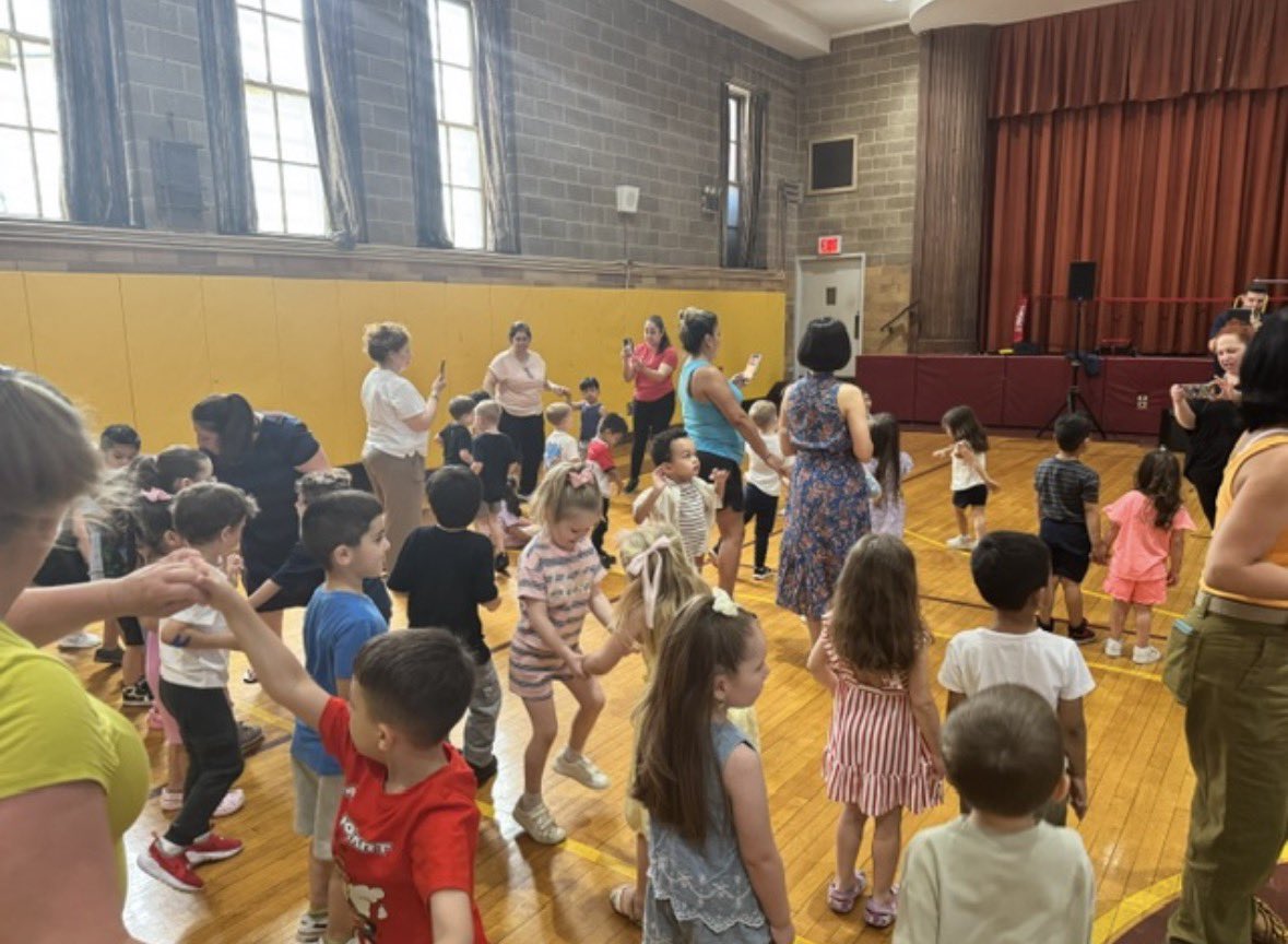 MPkd24's tweet photo. Q392 The NYPD Jazz Band visited Myrtle Avenue and the students had a blast dancing and singing together! https://t.co/Qdm4wivEKd