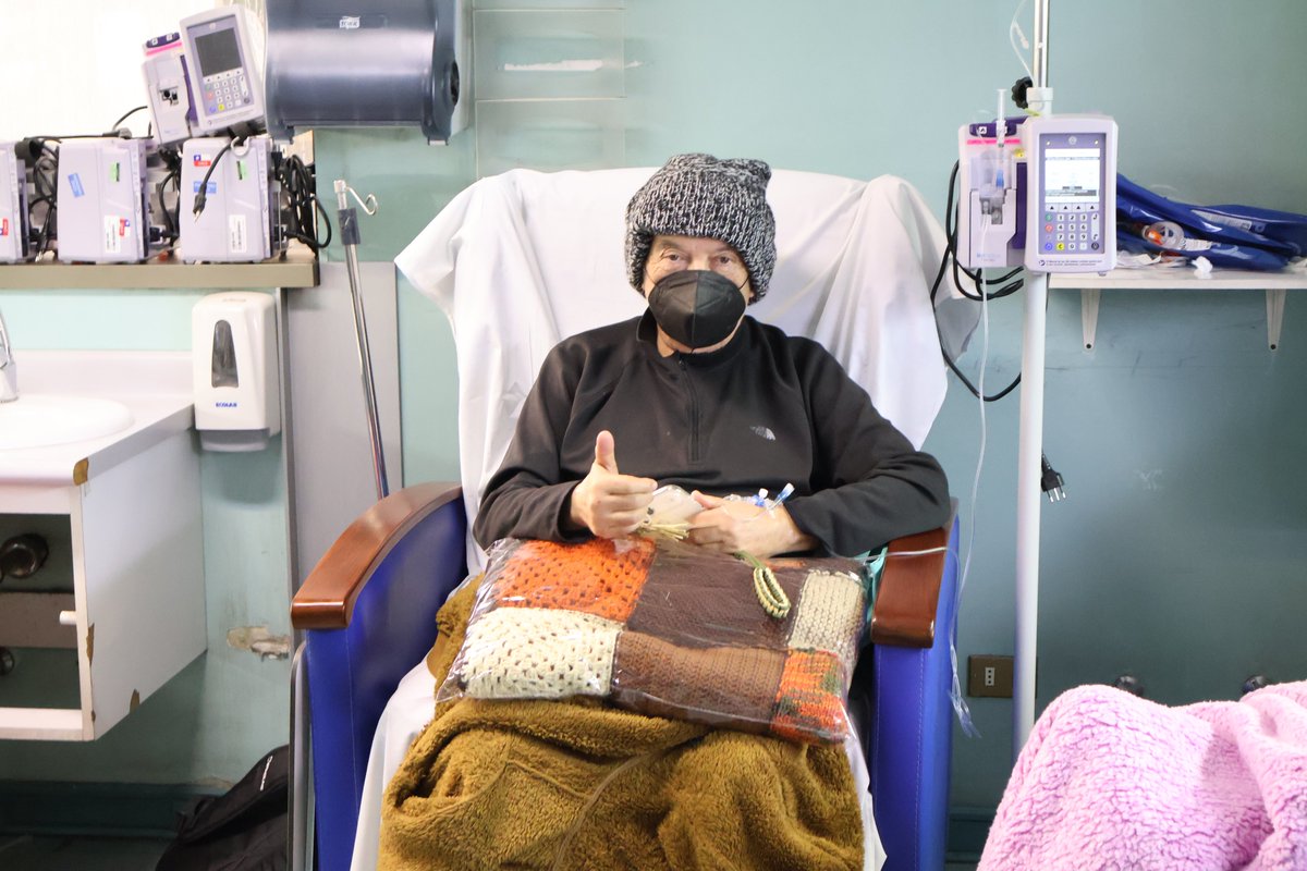 HSJDChile's tweet photo. Manos que Aman”: entregan frazadas tejidas por funcionarios a pacientes oncológicos🙌Una atención humanizada también se refleja en este acto solidario realizado por funcionarios de nuestro hospital. Los detalles de la actividad en 📲👇https://t.co/rNCmjj8TOz https://t.co/xQWL2MMsCh