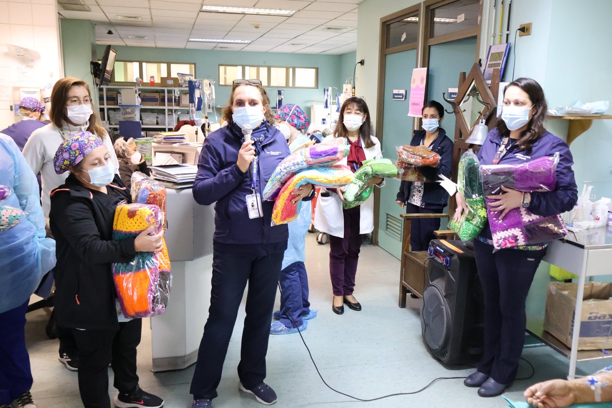 HSJDChile's tweet photo. Manos que Aman”: entregan frazadas tejidas por funcionarios a pacientes oncológicos🙌Una atención humanizada también se refleja en este acto solidario realizado por funcionarios de nuestro hospital. Los detalles de la actividad en 📲👇https://t.co/rNCmjj8TOz https://t.co/xQWL2MMsCh