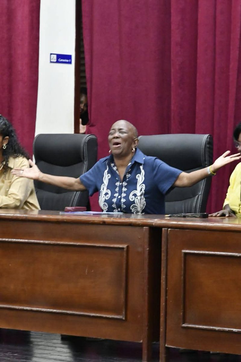UOCuba's tweet photo. La @UOCuba confirió el título de Doctora Honoris Causa en Ciencias de la Educación a la actriz, dramaturga y directora Fátima Patterson Patterson, en reconocimiento a sus 55 años de trayectoria dedicada a la defensa y promoción de las expresiones auténticas de nuestra cultura. https://t.co/Wh6MdzE8Tl