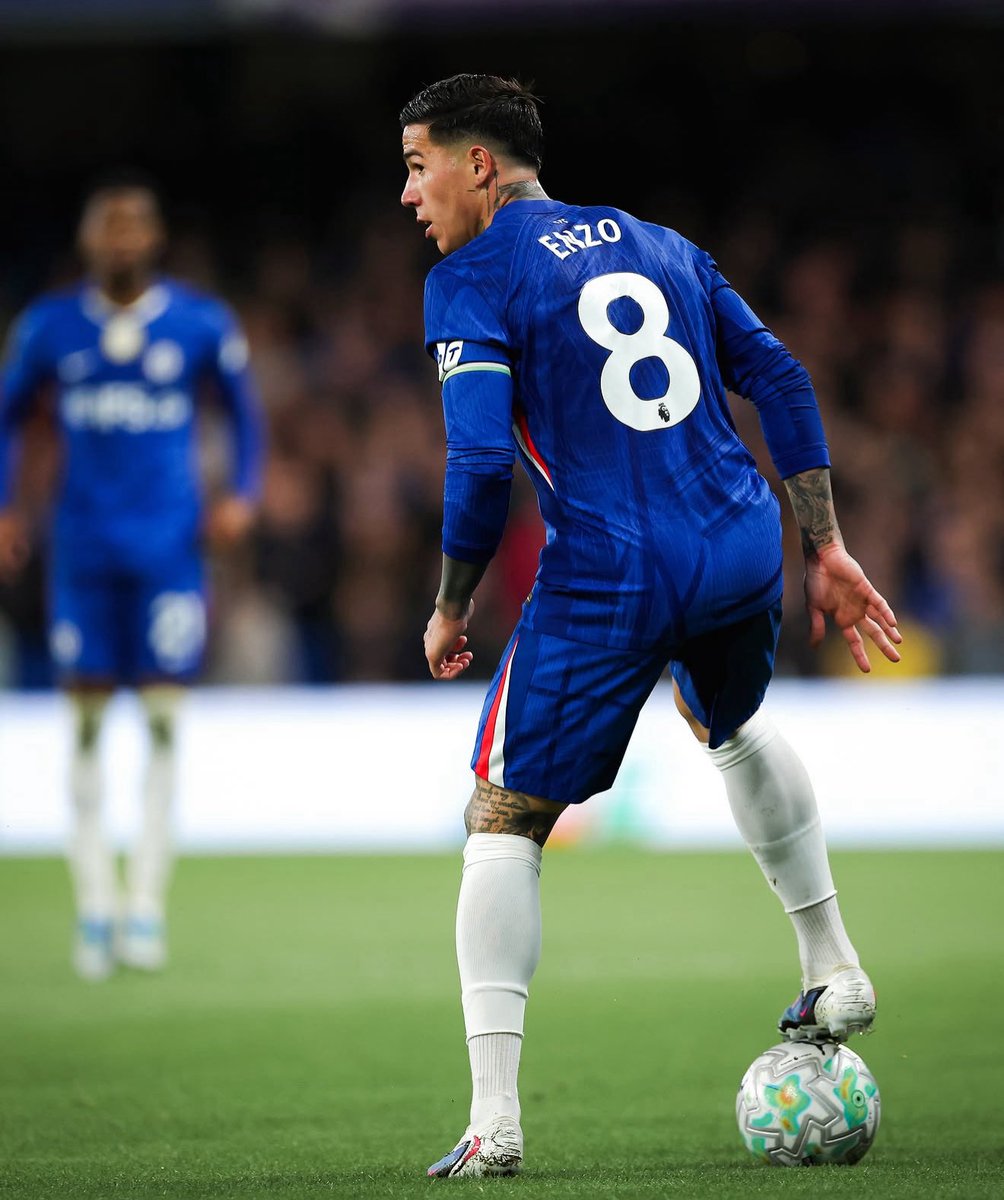 CFCPys's tweet photo. 🚨 ⚠️ Chelsea acknowledge that Enzo Fernandez wants to leave, but they’re not desperate to sell and will engage for a fee of £120m. Only 3 clubs can probably afford that - City, who are focused on Anderson, PSG, who want a more rigid number 6, which might put them off, and Real Madrid, where we have to wait until Jose Mourinho comes in, they’re not decided on what type of midfielder they want yet. (@JacobsBen @talkSPORT)