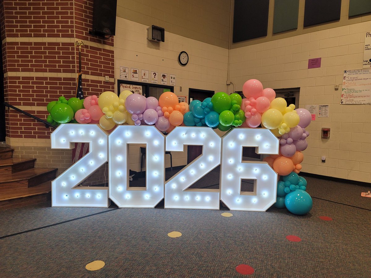 BethsaidaGlez's tweet photo. Voluntaria en Spring ISD😊, esta vez ayude en decorar en McNabb Elementary School, graduación de Kinder, muchas felicidades a los estudiantes de Kinder, su futuro se ve brillante 🎈🎉💯🎓. https://t.co/m8Ffc33bSR