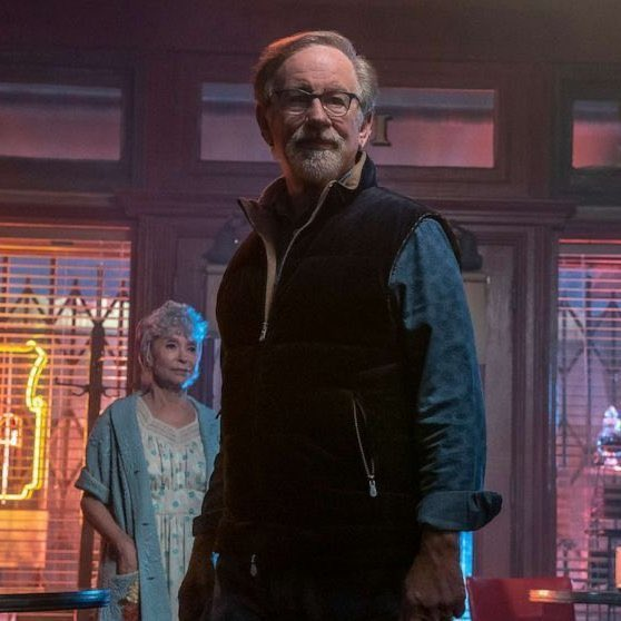 porqueTTarg's tweet photo. "IA"

Porque Steven Spielberg compartió sus pensamientos sobre el uso de la IA en la realización de películas:  

“No creo que exista ningún sustituto para el alma. No pienso que sea un algoritmo inventable... no me digas que no tengo el antagonista adecuado en esta historia, no me digas cómo escribir mis diálogos, no me digas adónde debe ir la cámara…  

Si la IA quiere ayudarme a encontrar locaciones, eso está genial. Nos ahorra algo de trabajo de campo… Usa la IA como una herramienta, pero no uses la IA como la palabra final en nada creativo.”