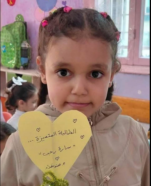 Muatsim's tweet photo. قتلت إسرائيل والدة هذه الطفلة (سارة رجب)، ثم أخويها، وجدتها، وأصابوها، وبقيت مع أبيها، ثم قتلوا أباها بعد شهريْن، لم تشبع إسرائيل بعد، وقتلت اليوم سارة، عاشت يتيمة، مقصوفة، مرعوبة، ثم الآن سكبوا دماءها في الشارع. https://t.co/oBCOK9bUPv