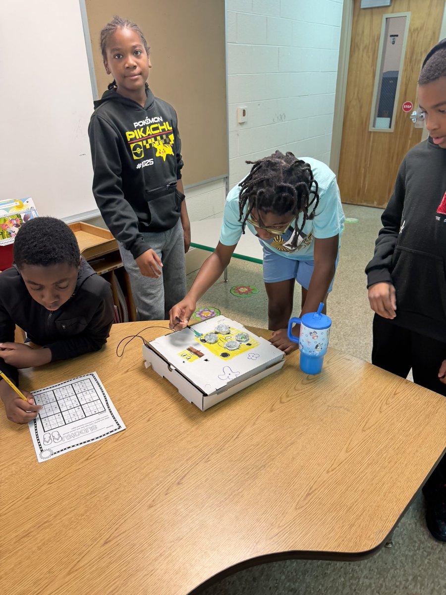 SevernESAACPS's tweet photo. Circuits in fifth grade today! https://t.co/VPBBQlvALM