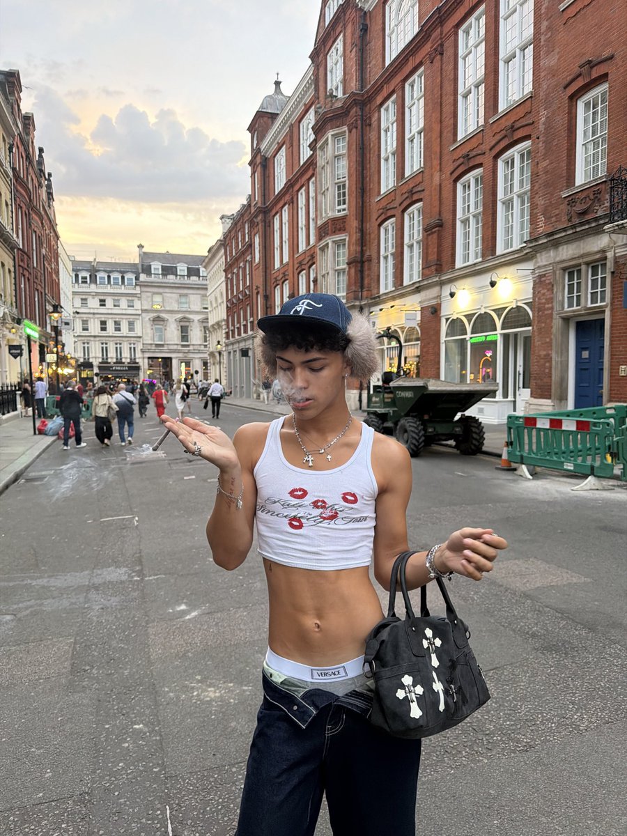 chrispoohh's tweet photo. london ur always so good to me https://t.co/w1cuDSnqpm