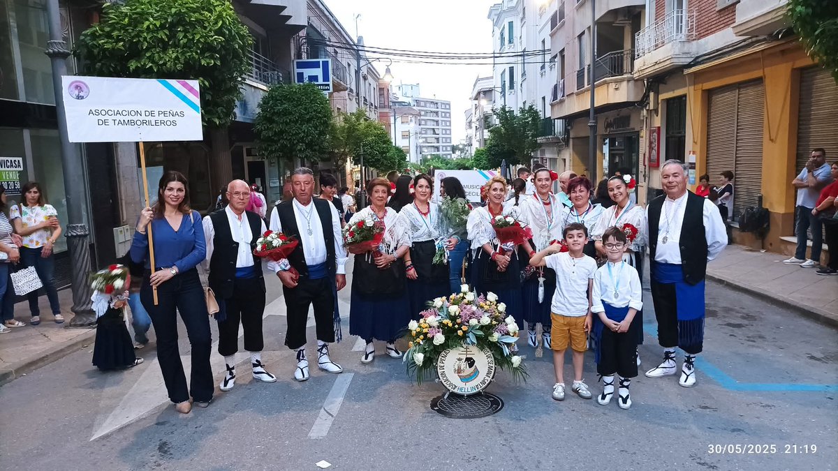 Tamboradahellin's tweet photo. ¡ACOMPÁÑANOS EN LA OFRENDA FLORAL A NUESTRA PATRONA ! (sab 30-05, 20h, Plaza Santa Ana): Peñas, tamboriler@s, helliner@s,... La Asociación de Peñas y Tamborileros, hará la ofrenda floral a nuestra Virgen del Rosario, en representación de los tamboriler@s de Hellín. ¡Te esperamos! https://t.co/rpV8QqhZUI
