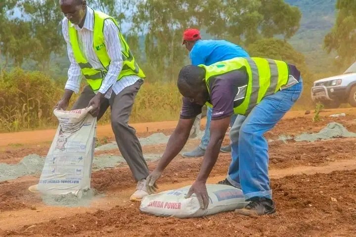 EgaduSamuel42's tweet photo. 🚧 ENGINEERING QUESTION OF THE DAY 👷🏽‍♂️
Soil Cement Stabilization is carried out to:
A. Increase soil strength and durability
B. Reduce soil plasticity and swelling
C. Improve load-bearing capacity
D. All of the Above
💡 What is the main purpose of mixing cement with soil?
Drop your answer in the comment section 👇📚
👍 Do well to like and follow our page for more engineering questions, site practicals, and civil engineering updates. 🚧