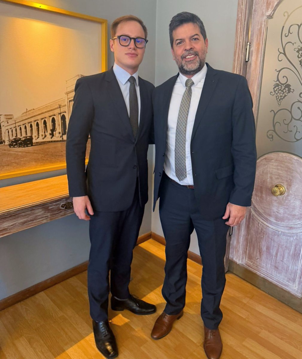 BobadillaGerar's tweet photo. Compartimos una reunión con Nicolás Amarilla, referente de Derecho de la Universidad Católica, quien brinda su apoyo y acompañamiento a este proyecto gremial. ⚖️🤝

La participación de los jóvenes Abogados sigue fortaleciendo este camino. https://t.co/nUAJZpBXbE