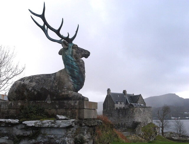 iblamemcmanus's tweet photo. @verlagmeyer @Pergament_F The stags are stone, but the antlers are bronze. You can see the turquoise oxidisation colour running from the antlers onto the stone in some pictures https://t.co/IqBjWQ1sta