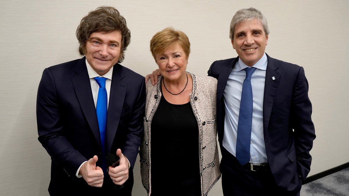 infobae's tweet photo. A PESAR DE LOS RECLAMOS DEL FMI, EL GOBIERNO NO PLANEA MODIFICAR GANANCIAS NI EL MONOTRIBUTO

Aunque ambas partes mantienen desde el inicio de la gestión libertaria una muy buena relación, que se tradujo en apoyos financieros concretos, el Gobierno no tiene previsto aceptar las recomendaciones del Fondo Monetario Internacional (FMI) vinculadas al impuesto a las Ganancias y el Monotributo, por lo que se mantendrán sin modificaciones.

La sugerencia en cuestión se realizó hace algunos días, en el marco de la revisión del “Artículo IV”, un informe de vigilancia económica que el organismo de crédito publicó tras la segunda revisión del acuerdo con la Argentina.

Puntualmente, la entidad dirigida por Kristalina Georgieva pidió una serie de medidas tendientes a ampliar la base de recaudación del país, simplificar el sistema tributario y avanzar hacia una reforma fiscal integral de mediano plazo, además de algunas políticas para mejorar la lucha contra la corrupción.

📲 Leé la nota completa 🔗 https://t.co/7wLc0Qb7fe