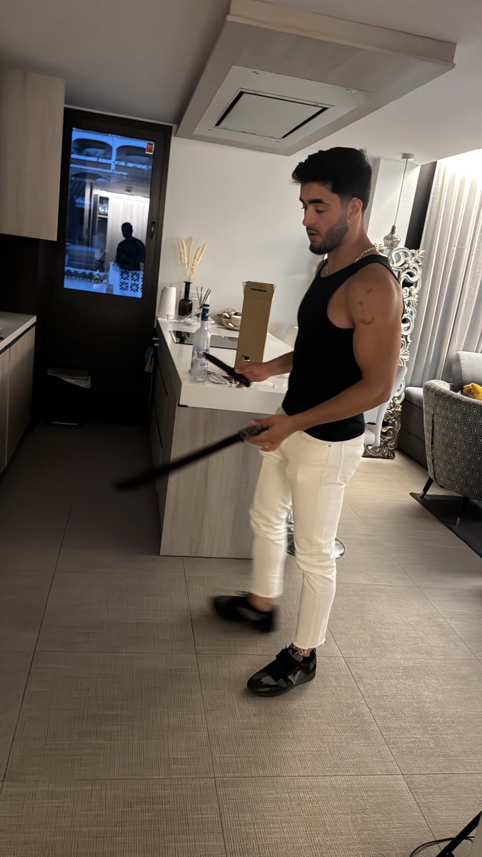 hsdubaitokky's tweet photo. Cartel Papi doesnt fuck around https://t.co/H1A3COM5IE