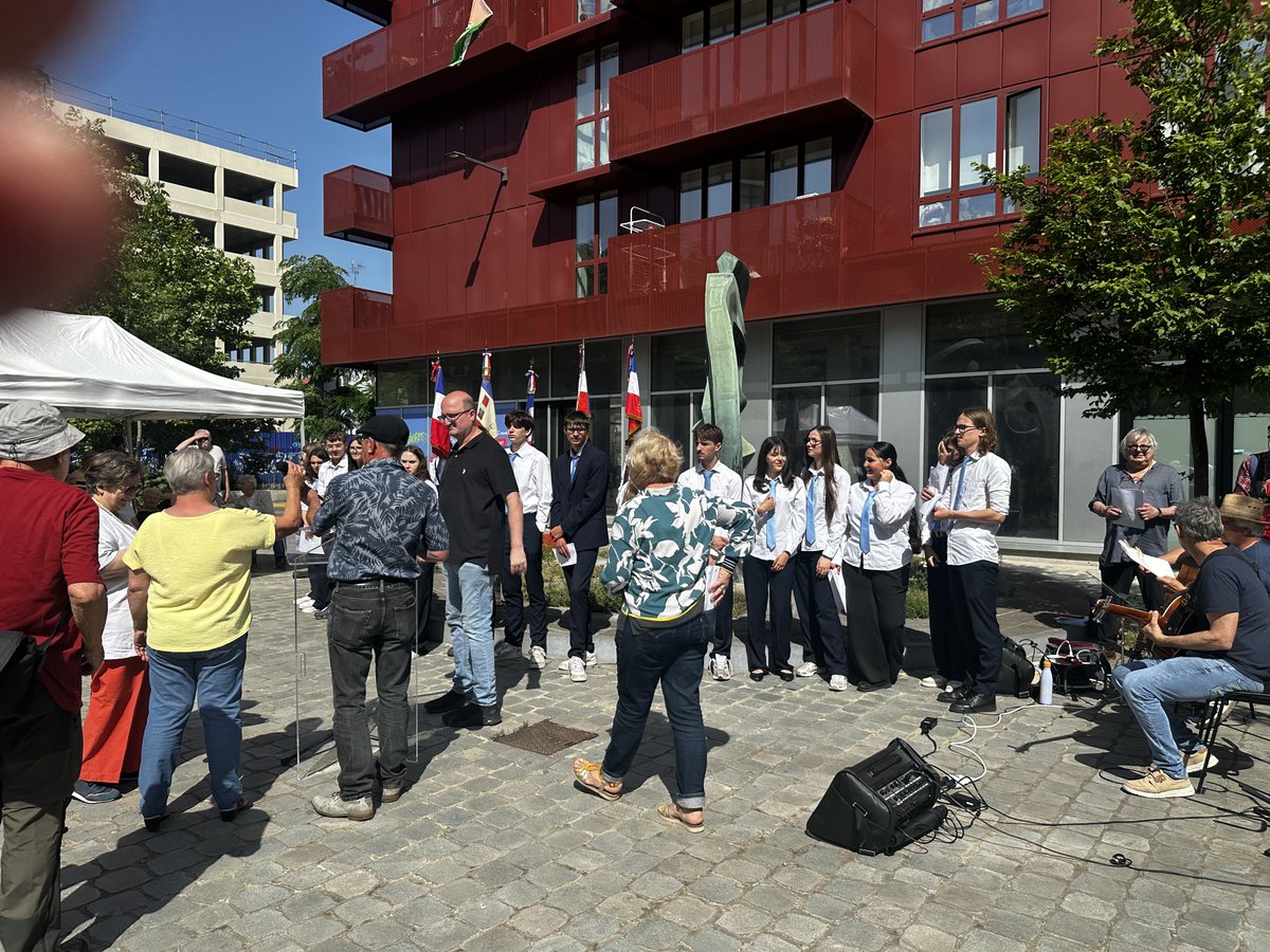 LEPETITSteph's tweet photo. Hommage ce matin à ces héros de l’ombre. À l’usine Fives-Cail , ils ont combattu pour défendre nos Libertés ! Merci aux jeunes lycéens qui ont été à nos côtés pour nous souvenir ! #devoirdememoire  @JulienPoix @LauraVerdugo https://t.co/ZUdvqxvQoW