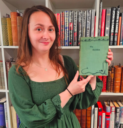 springshare's tweet photo. Caitlin Riley was flicking through photographs of tattered volumes from a routine house clean-out when she stopped, shocked, at a familiar green cover. There was “The Hobbit,” proud and nearly pristine.
https://t.co/Dmgqwy1G6k https://t.co/7IR7kNyHOp
