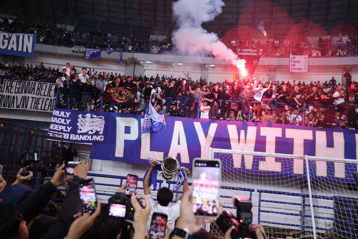 Dionysvss's tweet photo. truly madly deeply ⛓️ 
persib bandung ⭐⭐⭐⭐⭐ https://t.co/HebLVx2Bhk