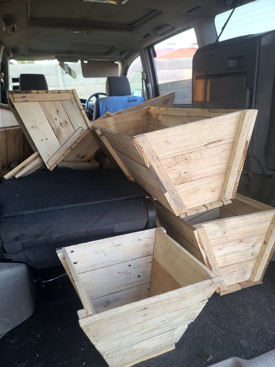 tinonaka_zw's tweet photo. Yes Lower Gweru believe in us 😊.
Here we go 👍🏻. Let's save the bees together. Only baiting and waxing left then installation. https://t.co/tTkTYj6dxB