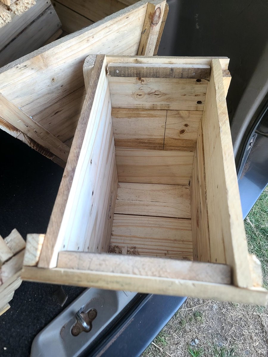 tinonaka_zw's tweet photo. Yes Lower Gweru believe in us 😊.
Here we go 👍🏻. Let's save the bees together. Only baiting and waxing left then installation. https://t.co/tTkTYj6dxB