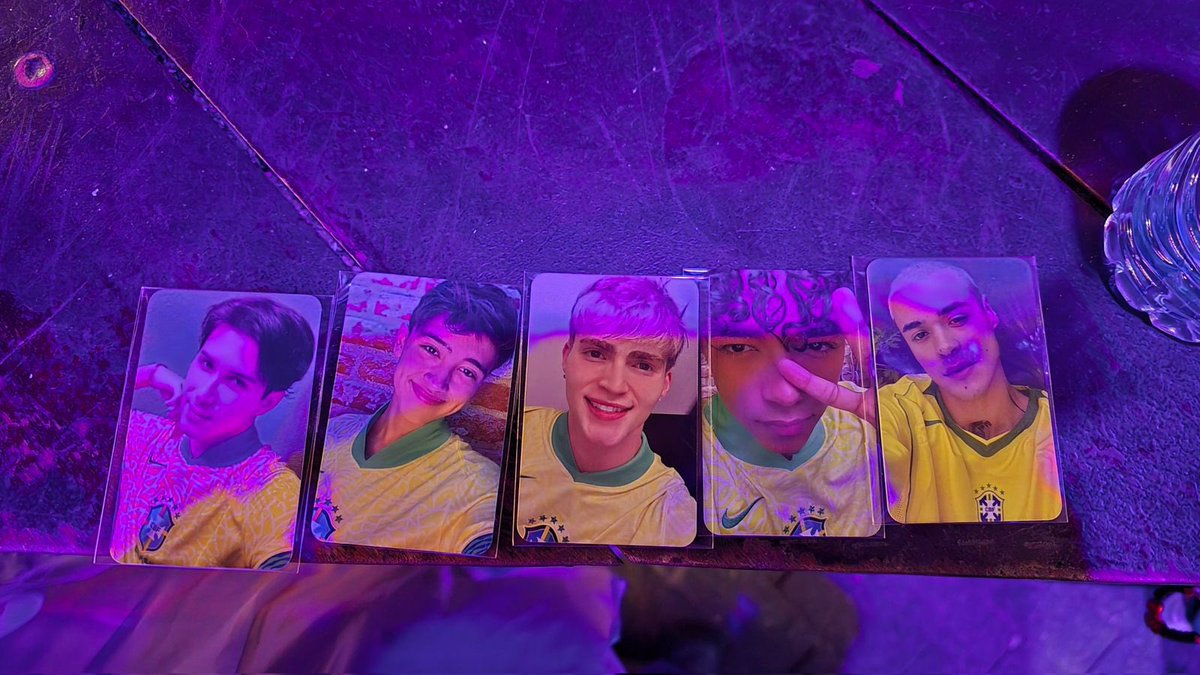 santosbravosbr's tweet photo. Todas as photocards dos meninos disponíves no dia de hoje para quem adquire o merch. 

#SantosBravosNoBrasil
#SantosBravos @santos_bravos https://t.co/1Mhhf4yfdD