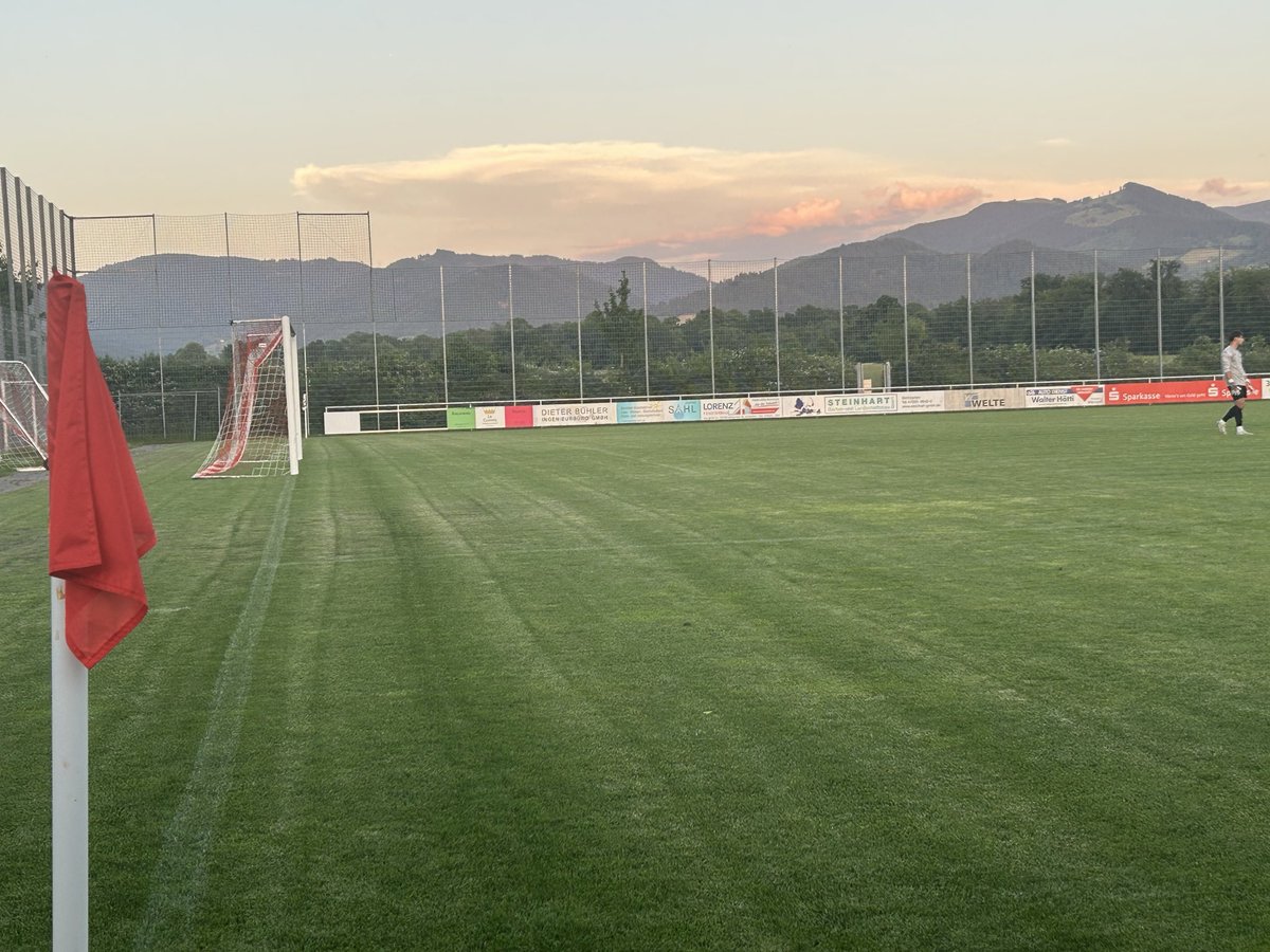VeloHopper's tweet photo. Auf dem Sportplatz an der Annakapelle wurde wie angesagt endlich der Rasenplatz serviert.
Beim Duell der beiden letzten in der Kreisliga B Freiburg (10.) mit jeweils erst 7 Punkten nach 20 Spielen setzte sich der SV Ebnet mit dem 2:1 Heimsieg vom SV Blau Weiß Waltershofen II ab. https://t.co/5sAEyzLrVU