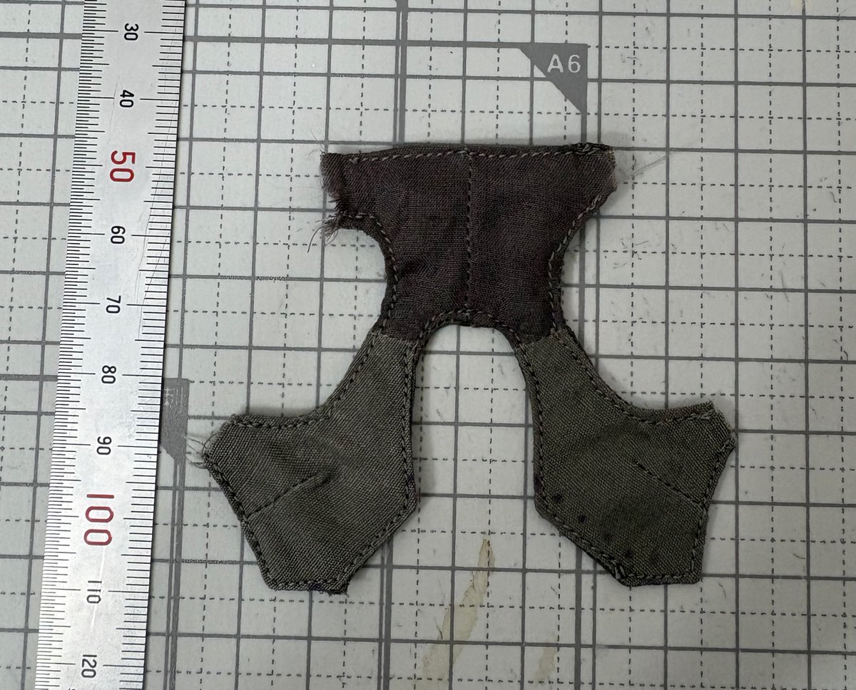 paraalbird's tweet photo. 今日の朝の工作でーす！
ベストを仕上げまで

昨日縫って表に返したベスト
周りの部分にステッチを入れます
見えない後ろの方とかステッチに緩みが出てますが
見えないから！😅

前の合わせを重ねて
先に縫ったステッチの上を二重にステッチします
これで前身ごろが閉じました

#ねんどろいど工作室 https://t.co/3adGgOxgRY