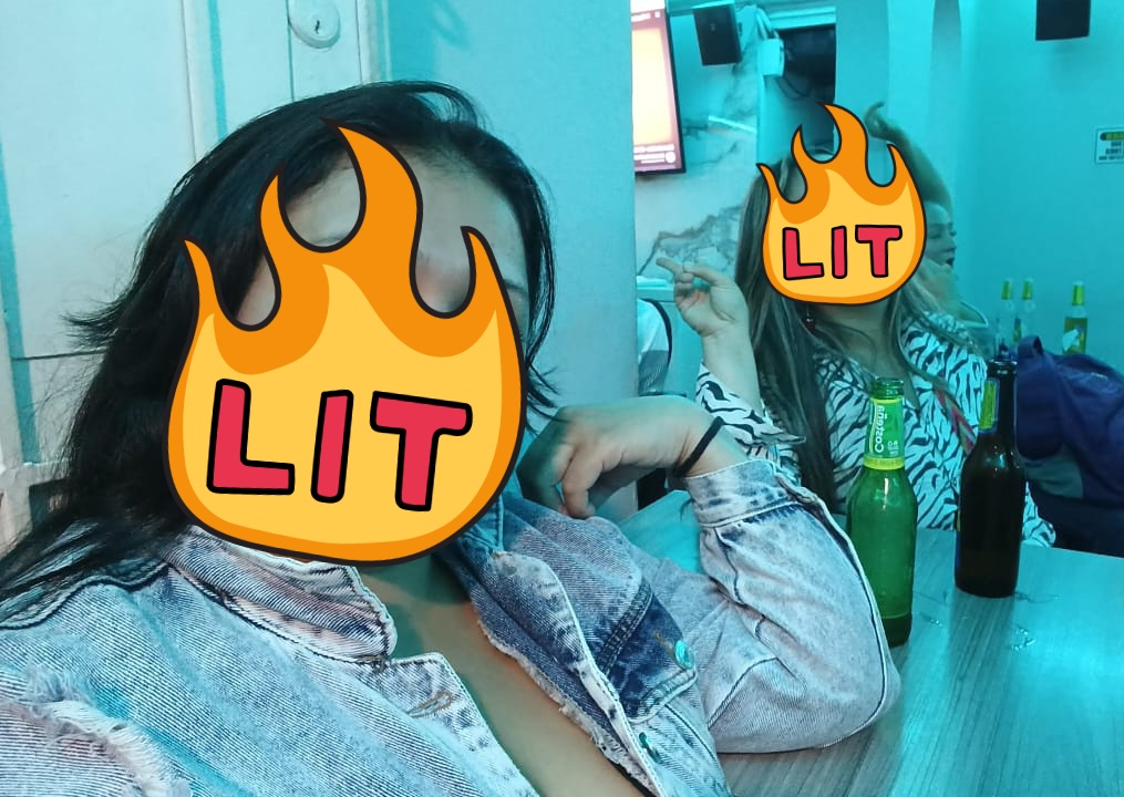 goloza27's tweet photo. Mi Amiga me reto que no era capas de tomarme una foto mostrando mis teticas en un bar lo que Ella no save es que Me encanta las travesuras en publico me encanta que me miren y me de seen esas cositas me matan https://t.co/e2c0OiNSxg