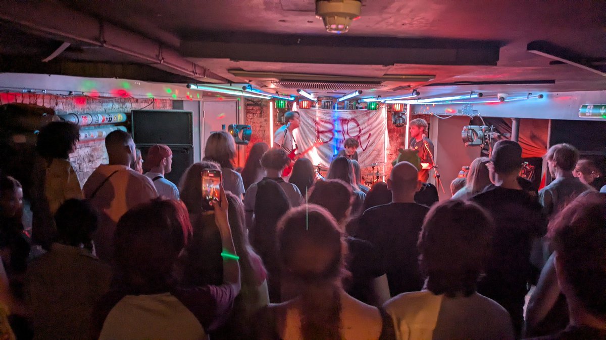 btowngignight's tweet photo. This is how Birmingham treats bands playing the UK for the first time btw 🇺🇸🥲

If you don't come here you're missing out, shout-out Comfort Club https://t.co/mcYV1SeVpx