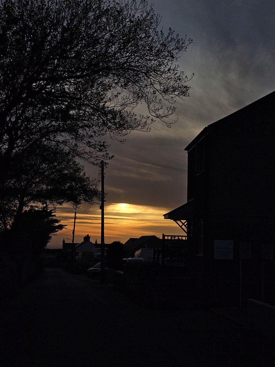 gnome_alice's tweet photo. Sky over #Boscean from Chapel Road
#Lannust
#Kernow https://t.co/hqLbI9IvM9