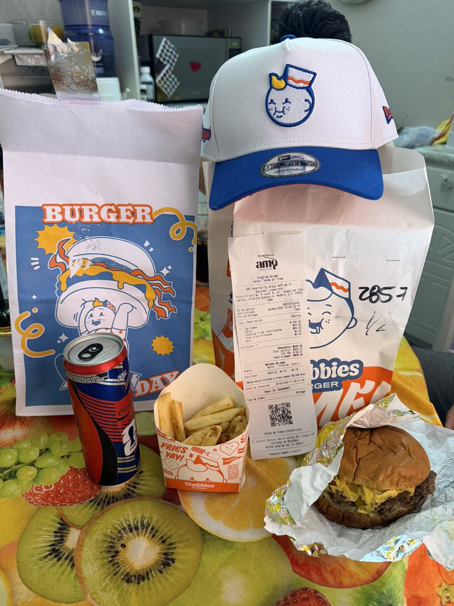camus_ex's tweet photo. @chubbiesburger Yo pedí paquete con gorra exclusivo que manejaron con @RappiMexico me mandaron otro color de gorra , pedí chubbies fríes con costo extra y mandaron sencillas , el pan venía quemado , tardaron más de una hora extra en entregar y todo para que viniera mal y nadie responda al error https://t.co/YetjdKemYU