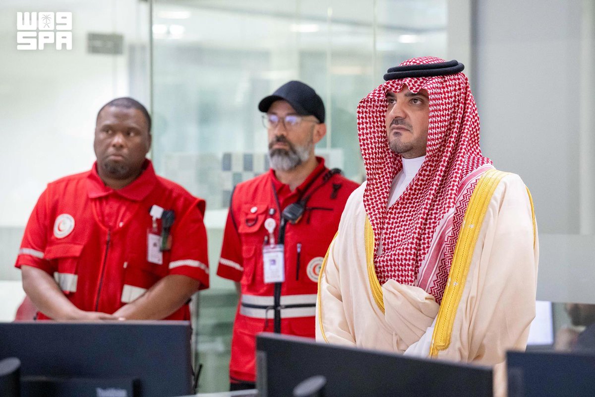 SPAregions's tweet photo. الأمير عبدالعزيز بن سعود يقف على سير العمل بمركز الترحيل الطبي والقيادة والتحكم بهيئة الهلال الأحمر السعودي المشارك في تنفيذ الخطط الإسعافية والخدمات الطبية الميدانية لحج هذا العام. 
https://t.co/v9bEXJYDjC  
#حياكم_الله | #واس_حج47 https://t.co/5kFxis2krc