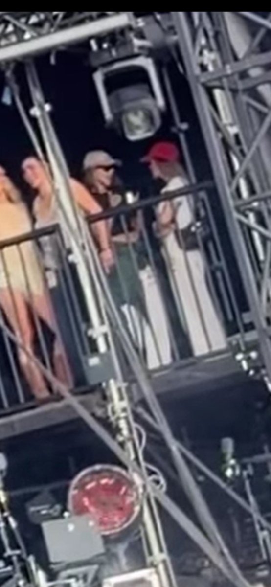bebe_26_'s tweet photo. @harryberryy28 I still see a disrespectful person who can’t even pay attention to her bf for 40 minutes while he’s singing for tens of thousands of people. (The one she supposedly can’t live without) I’m sure she suddenly had something much more important and urgent to say… https://t.co/EKXdzwt9HE