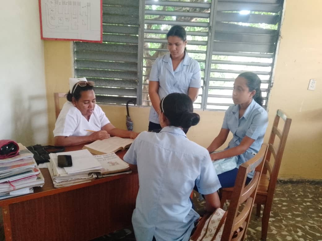GeneralSagua's tweet photo. Equipo  de APS Municipal en visita Integral al CMF Comunales 3, evaluando el Funcionamiento del Programa del Médico y Enfermera de la Familia así como Programa Materno Infantil; se comprueba la Docencia desde los CMF a los estudiantes de Enfermería garantizando el relevo. https://t.co/W9HdrbnVku