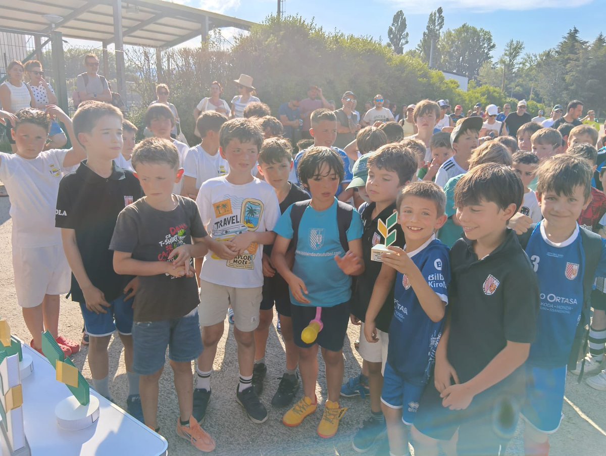 Nela_CF's tweet photo. 🙌🏻 ¡Dar las gracias al @Alcazarcd_mdp, @CDInterVA, @rayosantacruz, @sdbasurto , @LoiolaOficial , @cd_galdakao y @Sportin_Lutxana por aceptar la invitación del torneo y pasar un bonito día de fútbol! https://t.co/jzFYwl2TGH