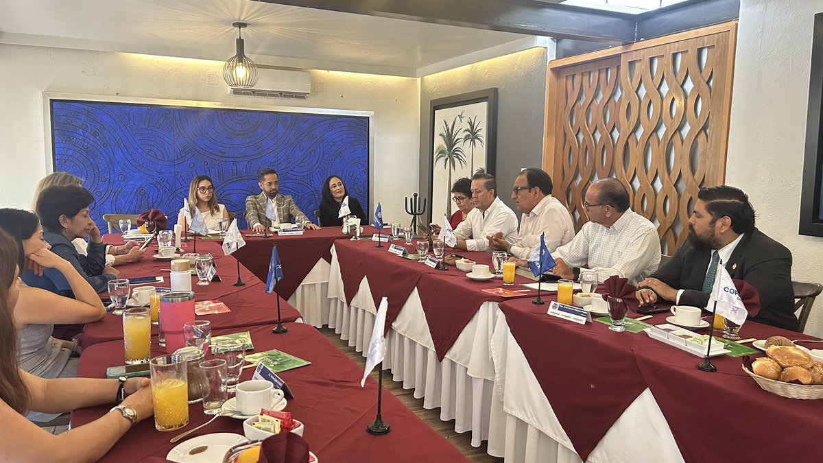 Coparmexoaxaca's tweet photo. 🤝 En COPARMEX Oaxaca realizamos nuestra Sesión de Consejo de mayo, fortaleciendo el diálogo y las alianzas con representantes del Municipio de Oaxaca de Juárez para seguir construyendo un mejor Oaxaca. 🌎

#UnaSolaCoparmex #UnSoloMéxico #UnSoloOaxaca https://t.co/xi6tR2wxpz