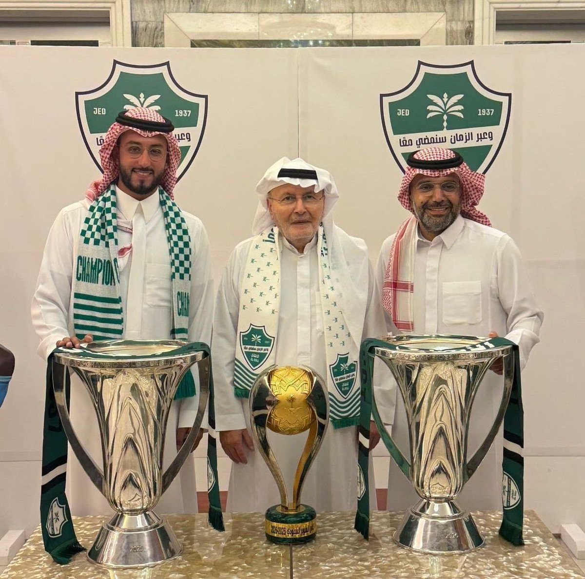mohmad_alshieky's tweet photo. أجمل صور العيد

النخبة لا تليق سوى بالنخبويين .. 

السوبر والنخبتان بين يدي رمز #الأهلي وكبير الأهلاويين ..

كأنها تعايده وتحتفي به 💚

#عيد_الاهلي_عيدين https://t.co/GimNs8inB7