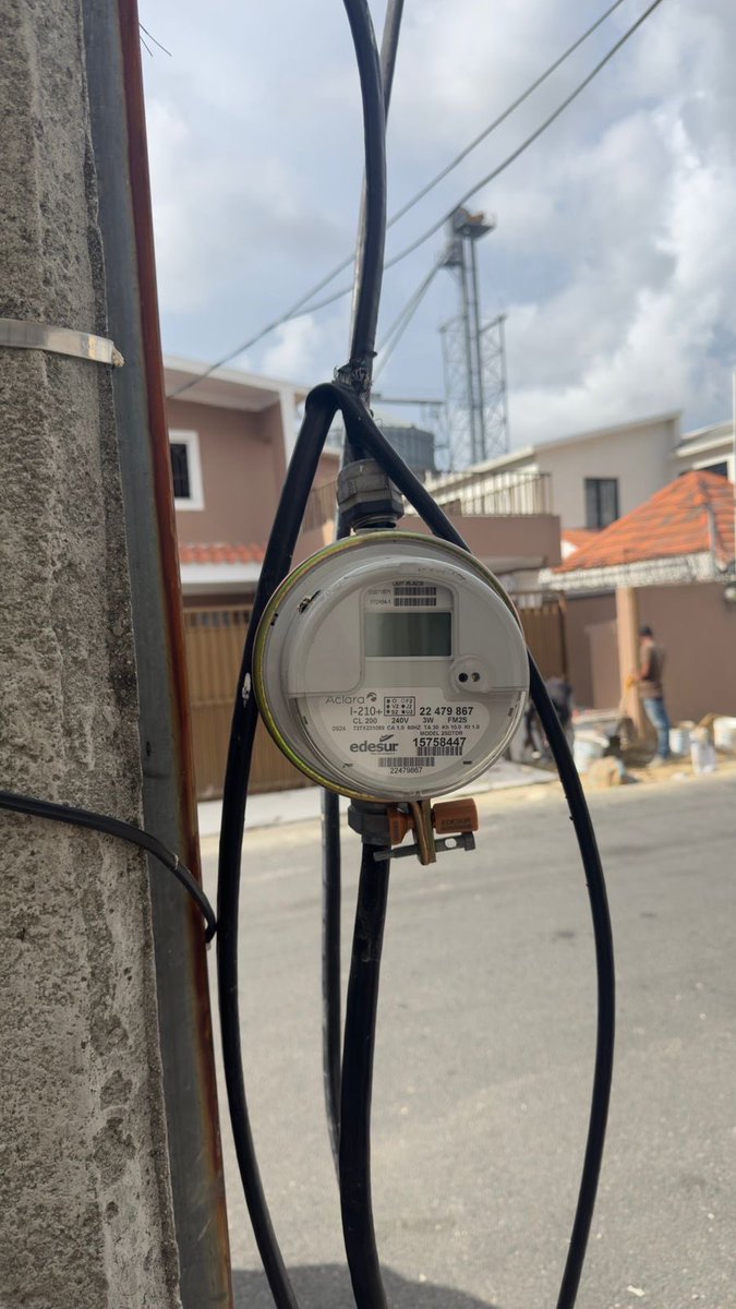 vasquezv03_'s tweet photo. @EdesurRD como avanzamos. Desde el lunes llamando a edesur por falta de electricidad. Mas de 4 reportes y nadie, PERO NADIE, aun diciendo que los cables estan suelto. Van y dejan todo así. NADA LES IMPORTA. Pueden mandar a alguien QUE QUIERA HACER SU TRABAJO. https://t.co/lr9eQRG63Q
