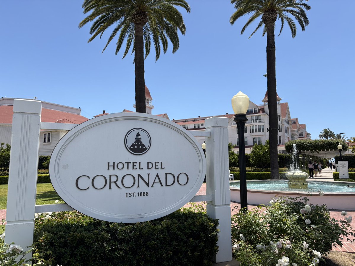 GrandCConcourse's tweet photo. I’m at the Hotel del Coronado! Giving serious Grand Floridian vibes! https://t.co/RJ8NnLPzv4
