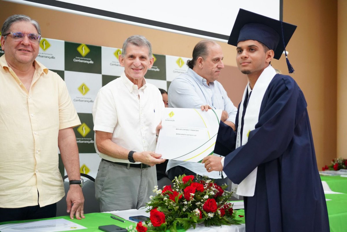 Combarranquilla's tweet photo. 🎓 117 historias que hoy celebran un mismo logro. Nuestros nuevos Técnicos Laborales del Centro de Formación Combarranquilla cierran una etapa y abren camino a nuevas oportunidades. 💚
#Combarranquilla #FormaciónParaElTrabajo #Combarranquilla https://t.co/E4I7XpFfQD