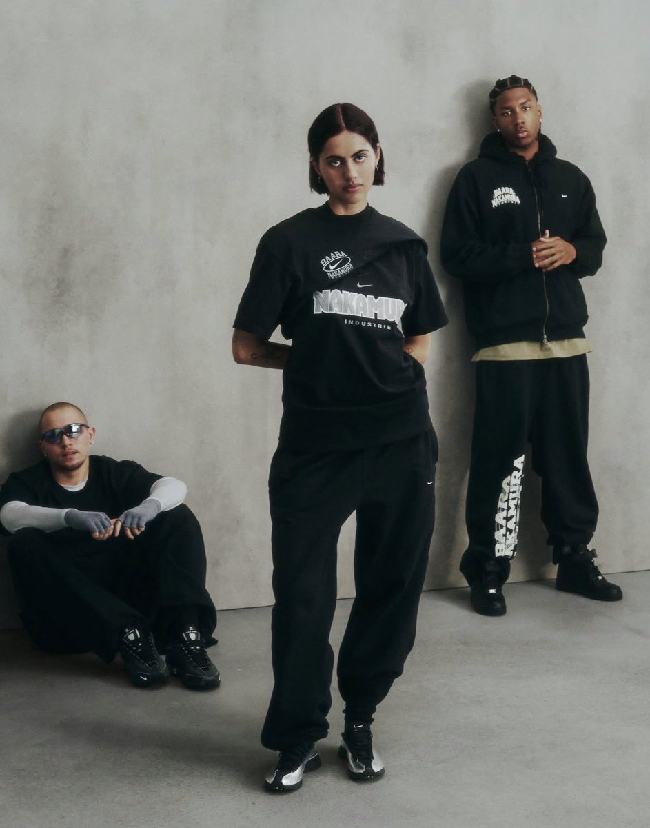 Brokensilencefr's tweet photo. « Le baara avant la lumière »
Aya Nakamura x Nike x BAARA.
Une collection qui parle de travail, d’ambition et de culture avant même de parler de mode.
Le merch est lourd, mais le message l’est encore plus. https://t.co/rG5qqswPcU
