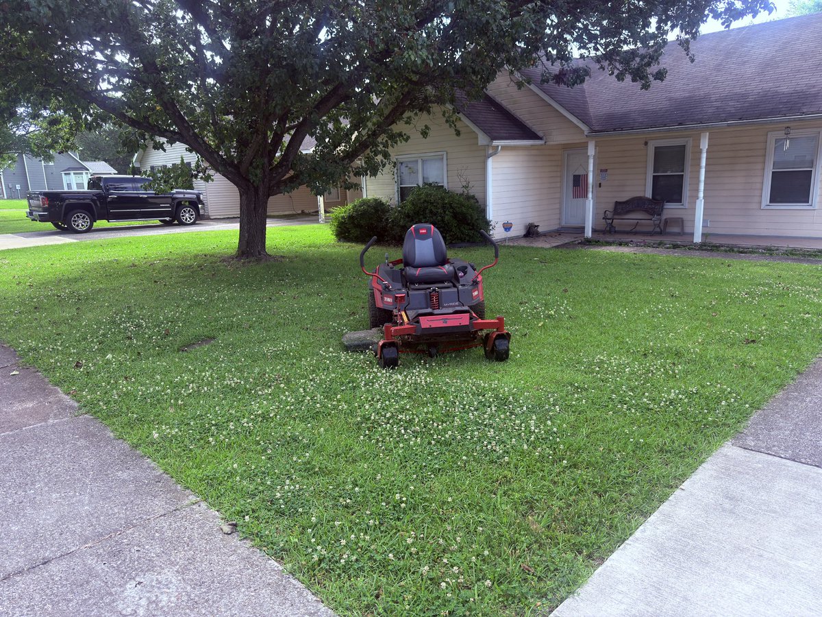 iamrodneysmith's tweet photo. This morning I had the pleasure of mowing Ms. Mcmurrys lawn as she rested inside . Making a difference , one lawn at a time . https://t.co/QXYIdh9TwO