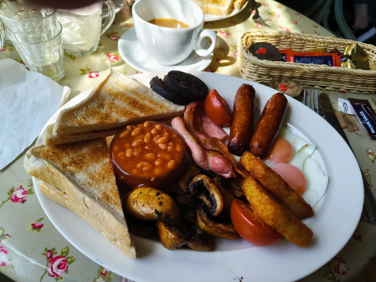 tommo5458's tweet photo. Breakfast at the wrinkled stocking holmfirth .Now that's breakfast. https://t.co/CpSBU1XbnQ