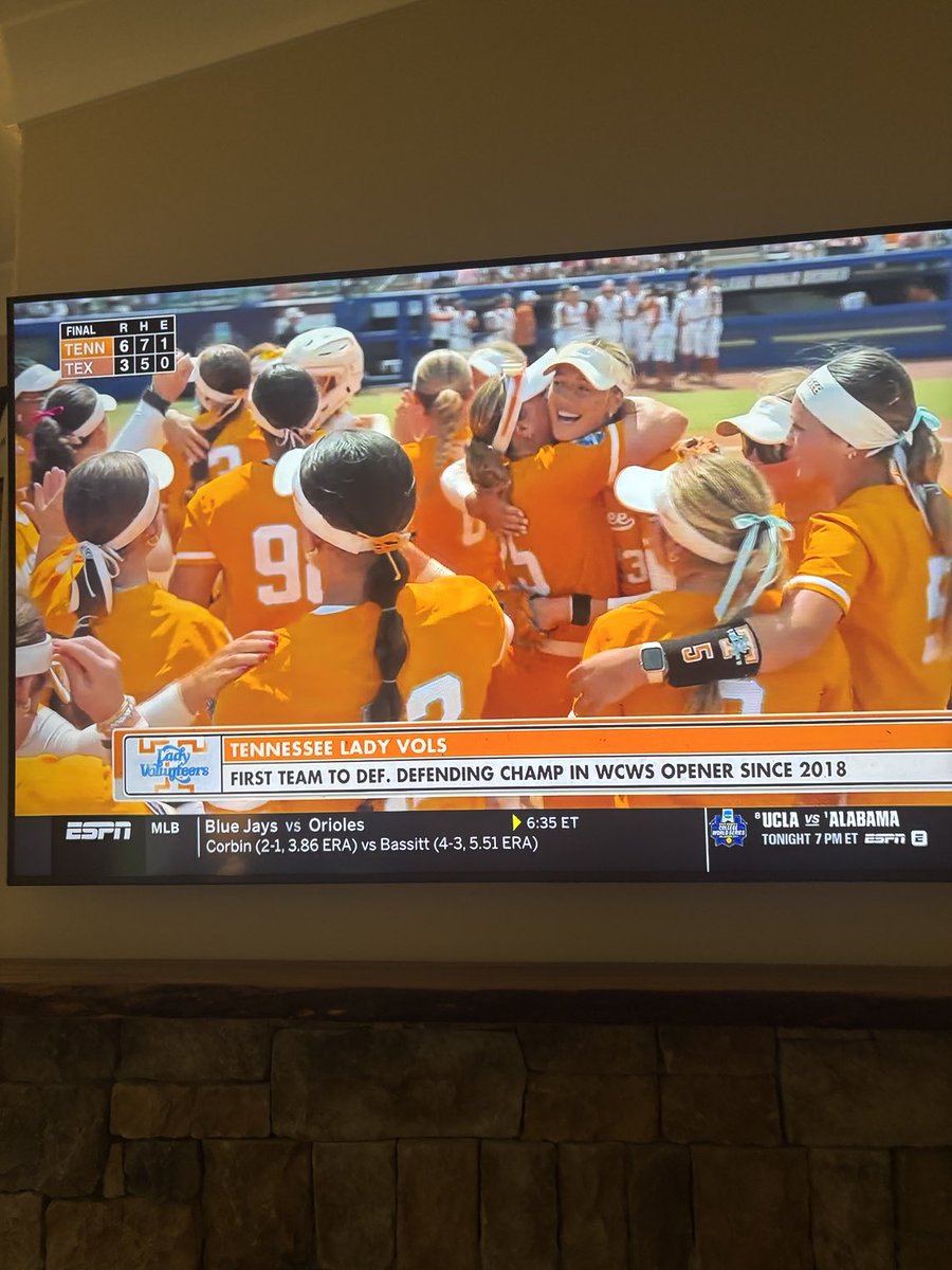 monicawarren16's tweet photo. Well that was fun!! Let’s go, Ladies!! 🧡🍊🥎 https://t.co/MwoPNxKaSA