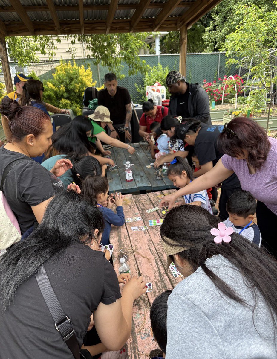 MPkd24's tweet photo. Q373 Families took a walking trip with members of the Lions Club to the Corona Peach Tree Community Garden. They witnessed many things they learned about during the Gardening Unit. They also made their own planters with water bottles and planted beans in them. https://t.co/NlomtSg0hW