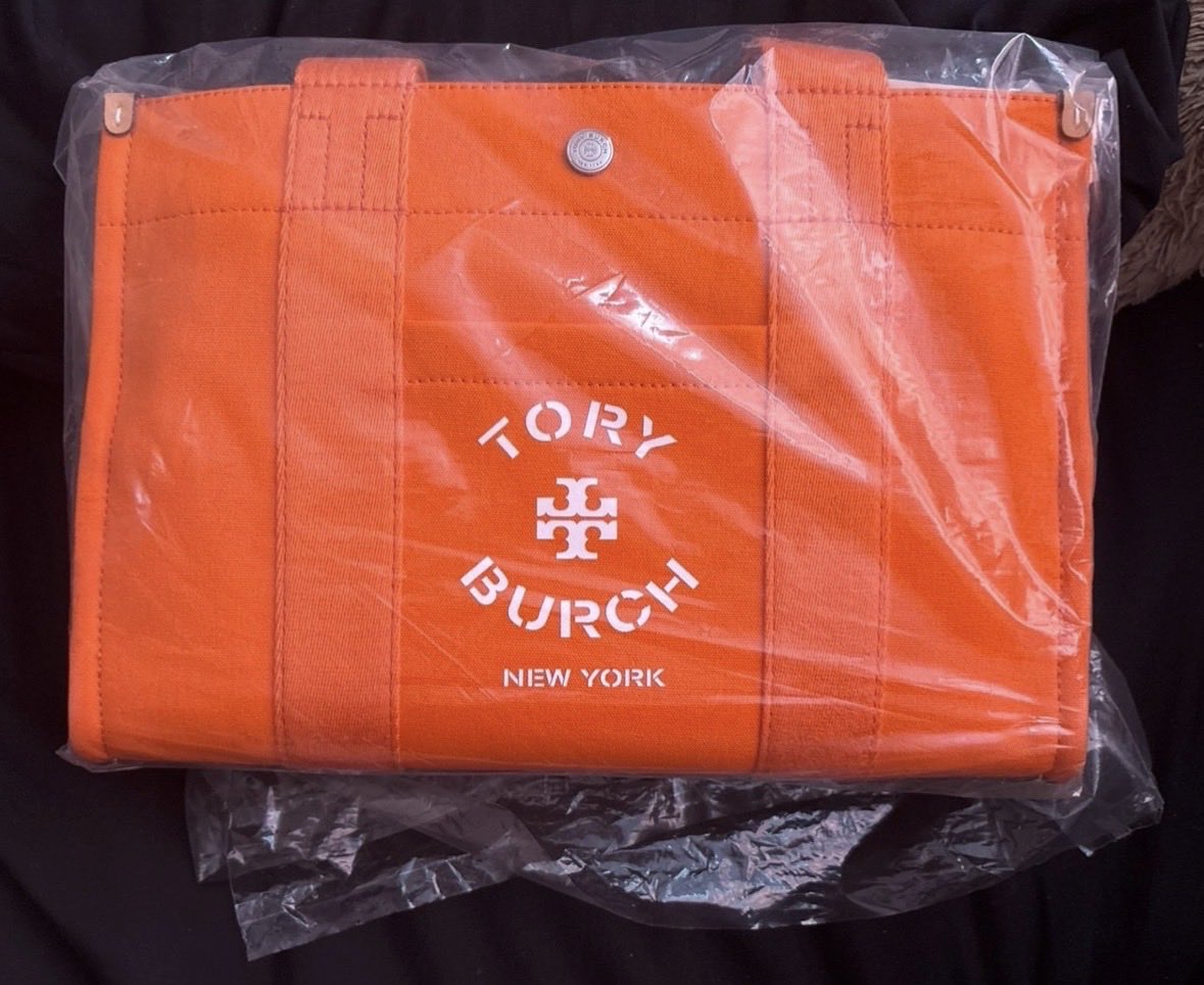 badbunnani's tweet photo. If anybody in the nyc area is in the market for a brand new Tory Burch tote, HMTFU https://t.co/t3P6R3vcX8