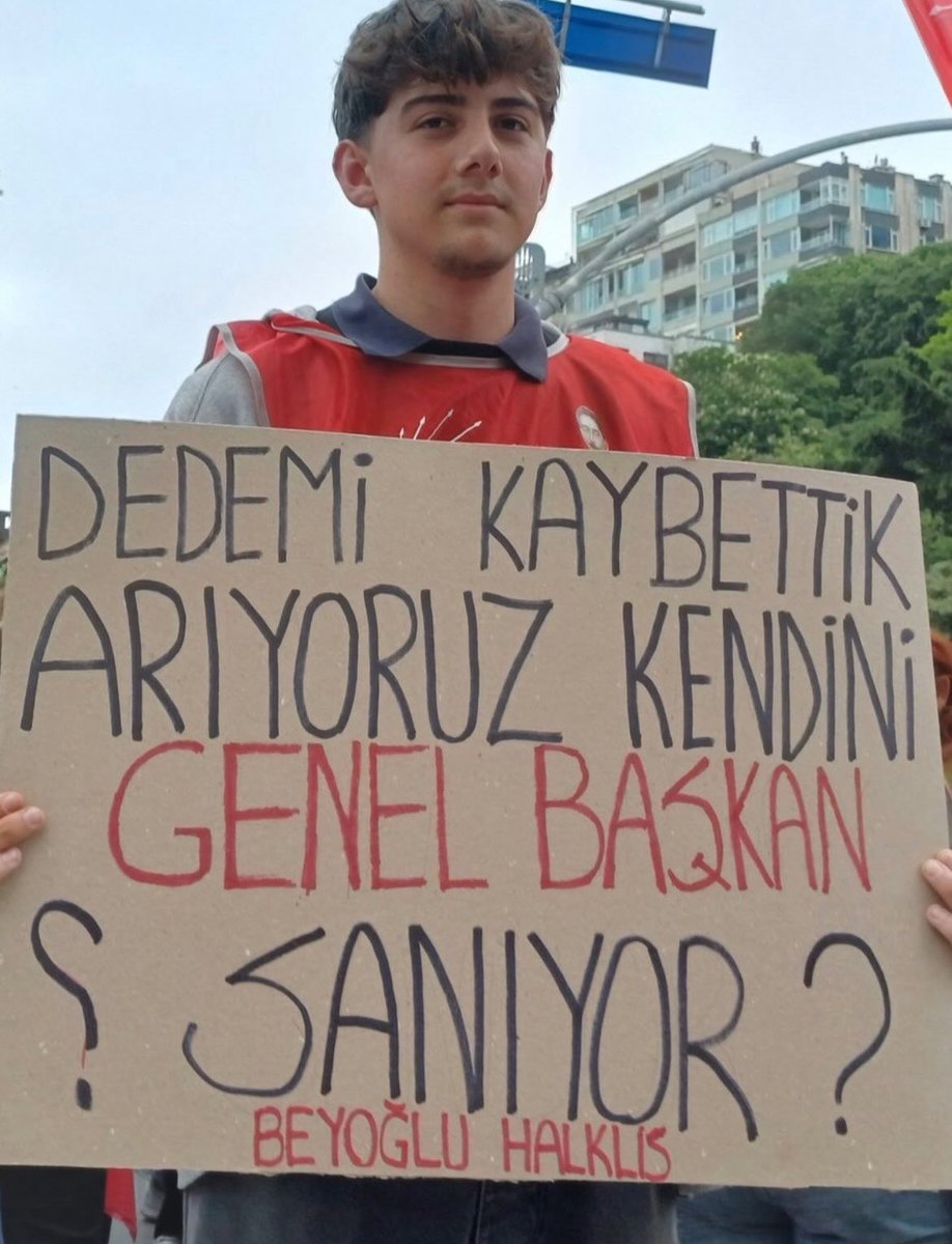 belhaberr's tweet photo. Liseli bir gencin Kılıçdaroğlu’na gönderme yaptığı pankart sosyal medyayı salladı.

♦️ Dedemi kaybettik, arıyoruz.

♦️ Kendini genel başkan sanıyor. https://t.co/lLmlPKmVqs