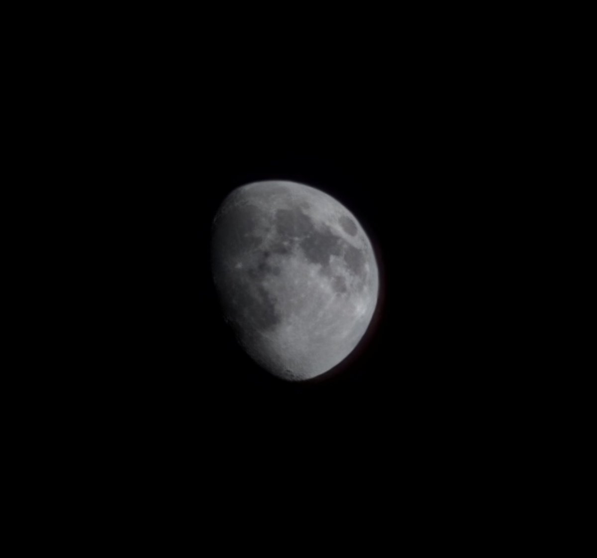 dodonoghue_'s tweet photo. I will never get tired of stopping dead in my tracks to take a photo of the moon. Mental to me that people still think an iPhone camera is better than Samsung 🤔🌕 https://t.co/odOIw8gsRG