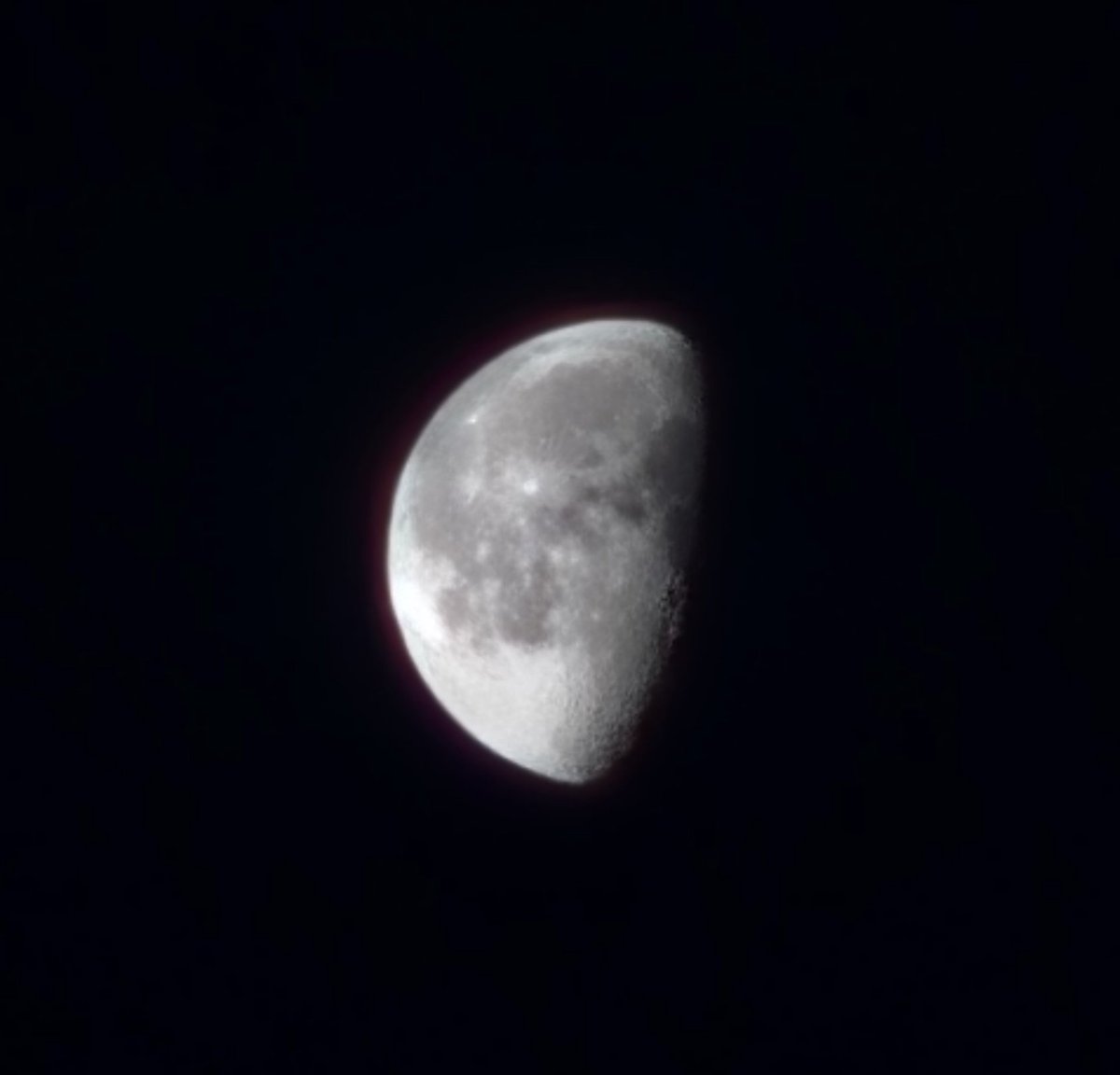 dodonoghue_'s tweet photo. I will never get tired of stopping dead in my tracks to take a photo of the moon. Mental to me that people still think an iPhone camera is better than Samsung 🤔🌕 https://t.co/odOIw8gsRG