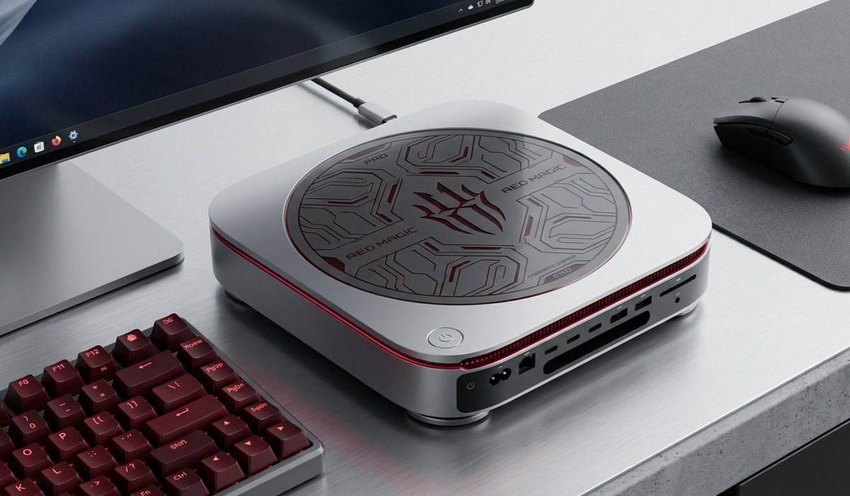 OscarB_M's tweet photo. Ahora podemos hacer algo a la inversa: si rediseñáramos una Mac mini con la idea de un #RedMagic, imagínate cómo quedaría. ¿Qué dirían los consumidores de #Apple? Esto atacaría completamente la filosofía de diseño de la casa de la manzana. https://t.co/gUSXf6HQhl